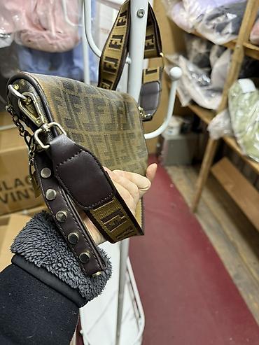 Сумки: Сумка через плечо в стиле Fendi с монограммным принтом FF. - — 3