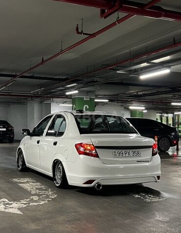 фольксваген пассат 1 8 турбо: Saipa Tiba 2 sedan – ağ rəng, Rusiya nömrəli 99 PX 358. Xarici: -