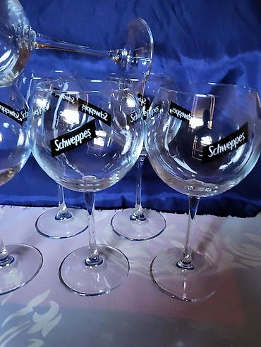 Čaše: Case nove velike Schweppes. Case komada 6 u ceni. sve na casama je — 6