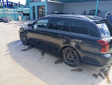 avto pec: Qara rəngdə olan Toyota Avensis universal avtomobili. Üzərində dam