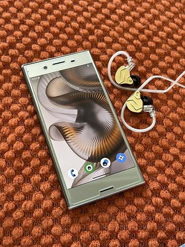 Продаю свой любимый Xperia XZ Premium. Он был у меня в руках целых 8