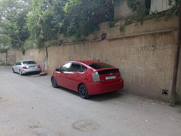 купить машину в баку в кредит: Toyota Prius Icareye (arenda) verilir. 200m depozit pravası 2 ildən