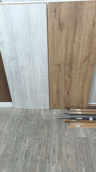 Laminat: Məhsul: Laminat döşəmə örtükləri və aksesuarları Təsvir: - Mağazada — 4