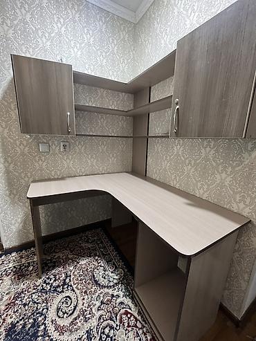 Угловой рабочий стол с навесными шкафами и полками - Конфигурация