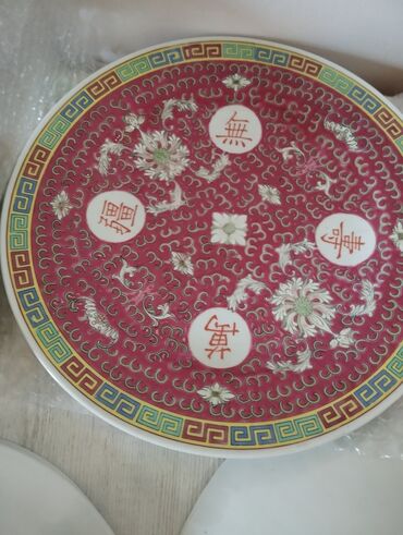 вазы декоративные: Блюда большие, Старый Китай, по 1000 сом каждое блюдо. Вазочки на