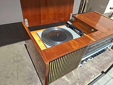 retro gramofon: Retro radio və vinil (plastinka) çalar Rekord 314 – işlək Sovet — 2