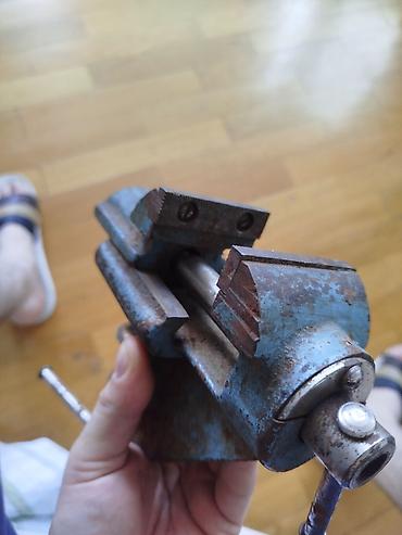 tiski: Sovet istehsalı metal işləri üçün stolüstü vitse (model işarəsi — 2