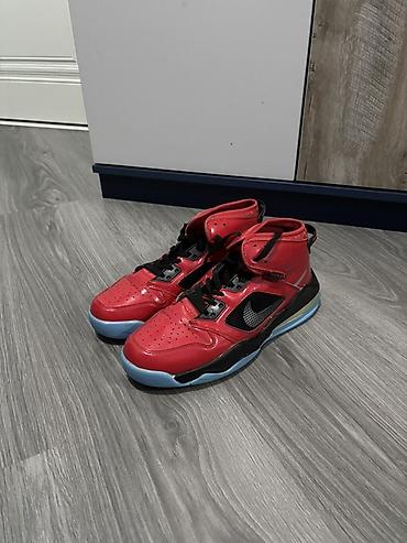 krosovkalar: Qırmızı rəngli, yüksək boğazlı Nike idman ayaqqabısı. Model basketbol — 1