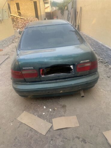 машина в кридит: Honda Accord: 1995 г., 2 л, Механика, Бензин, Седан
