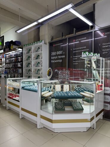 витрины для обуви: Продаю витрины в хорошем состоянии, делали на заказ. Цена вас приятно