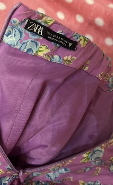 beli: ZARA qadın paltarı - Model: çiçək naxışlı, bənövşəyi əsas rəng - — 3