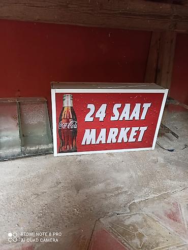 col reklamı: Coca‑Cola brendli “MARKET” fasad lövhəsi - ve market ucun polka her — 1