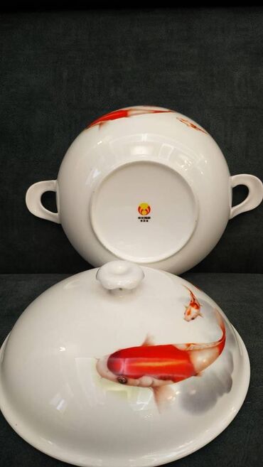 Наборы посуды: Продаются сервисы, первый комплект на 12 персон, производство фирмы — 8