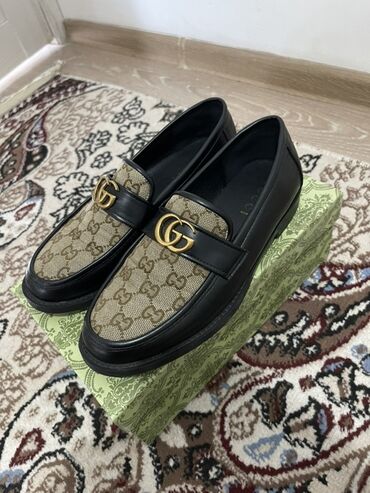 джинсы с подтяжками: Элегантные женские лоферы Gucci, выполненные в классическом черном