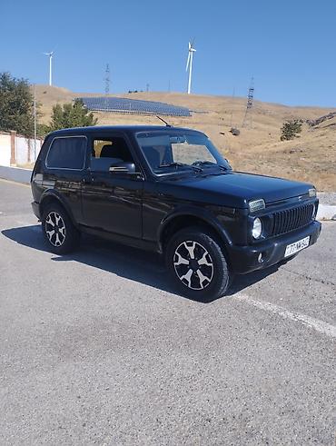 niva sidenya: Lada Niva 4x4, qara rəngdə, 3 qapılı ofrout tipli SUV. Əsas — 5