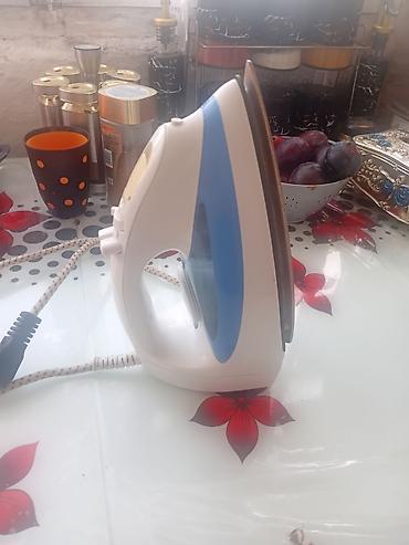 Elektrik ütüsü. Ağ və mavi rəngli korpusa malik məişət ütüsüdür lalafo.az -da Elektrik ütüsü. Ağ və mavi rəngli korpusa malik məişət ütüsüdür