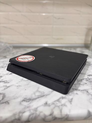 Видеоигры и приставки: PlayStation 4 Slim oyun konsolu dəsti Xüsusiyyətlər: - Model: PS4 — 2