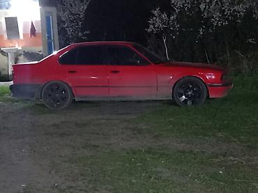 bmw lyuk: BMW 5 Series E34 sedan – qırmızı rəng, 4 qapı, 1990‑cı illərin klassik — 5