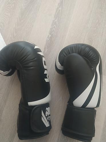 Məhsul: Venum boks əlcəkləri - Rəng: qara-ağ - Ölçü/çəki: 10 oz - 1