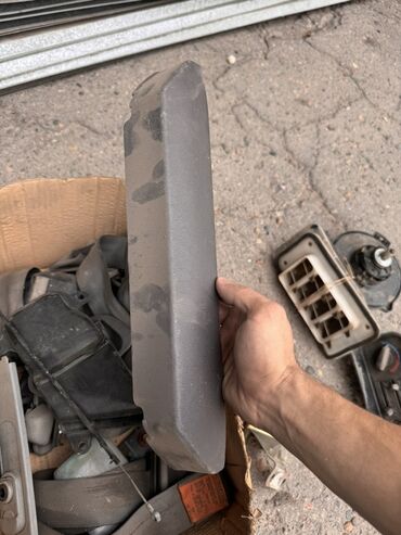 Другие автозапчасти: Набор различных автозапчастей, включая ремни безопасности, панель — 4