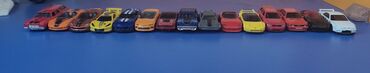 oyuncaq qutusu: Original Hot wheels maşinlari.Hamisi bir yerde 30azn.Ayrica 3azn