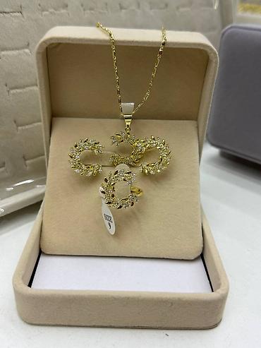 Наборы украшений: Наборы ювелирных украшений в подарочных боксах. Состав каждого — 8