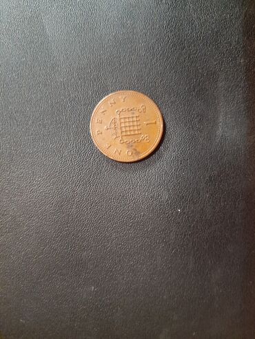 Sikkələr: Bu mis rəngli sikkə "ONE PENNY" olaraq qeyd edilmişdir və üzərində tac
