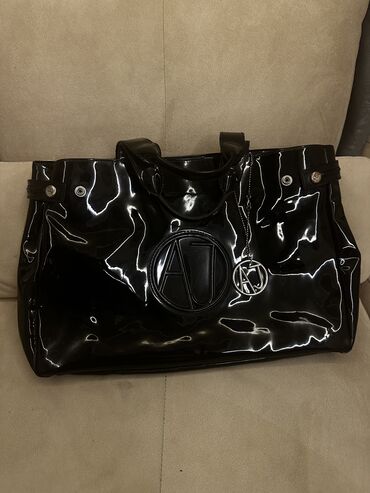 Handbags: Armani lakovana torba, original, u vrlo dobrom stanju. Prisutni su
