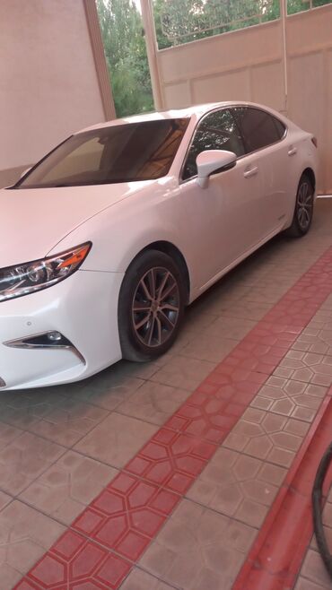 автомобиль в кредит без первоначального взноса: Белый седан Lexus ES 300h с элегантным дизайном и спортивными