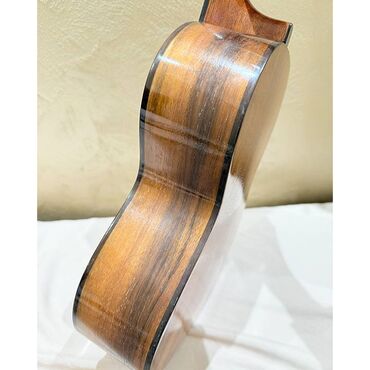 Gitare: Na prodaju ukulele sa srećnom detelinom! Veličina: 26 inča Prednja — 11