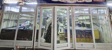 цена окна пластиковые: Витринные окна из ПВХ профиля с двойными дверями по центру, идеально