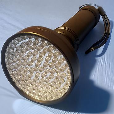 Rasveta: Nova UV lampa sa 100 svećica. Koristi šest AA baterije. Napravljena je — 12