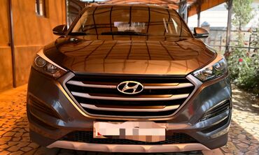 шины на рав 4: Стильный внедорожник Hyundai Tucson в темно-сером цвете, оснащенный