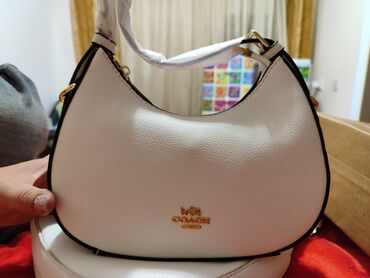 сумка на плечо женская: Продаю сумку COACH в белой расцветки абсолютно новая ещё есть ремешок