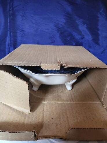 Ostalo posuđe: Cinija nova sa stopama Fena porcelan 70te. Cinija je nova,sve na — 3