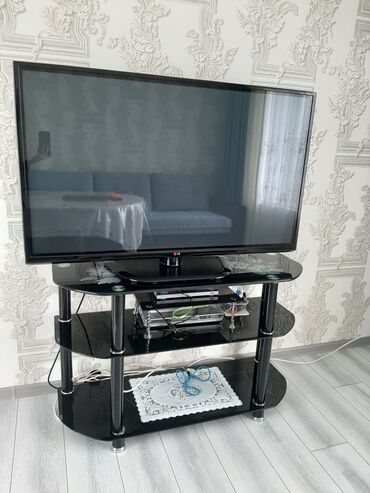 телевизор smart tv: Телевизор вместе с подставкой!