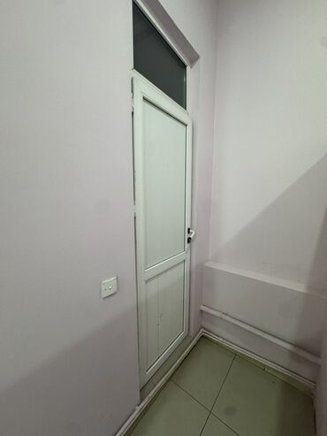 Двери жалюзи: Ağ rəngli PVC hamam qapısı, üst hissəsində pəncərəsi olan bu qapı
