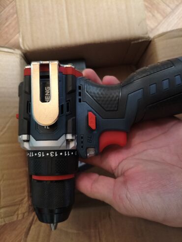 шуруповерт беспроводной: Бесщеточный шуруповёрт 
В комплекте зарядка и 2 батарейки