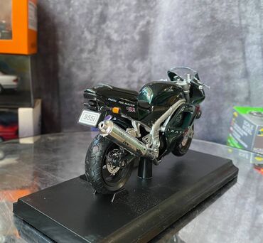 Avtomobil modelləri: Коллекционная модель Triumph Daytona 955i dark Green 1997 Welly Scale — 10