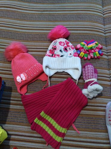детские вещи на девочку: Теплые шапочки+перчатки с варежками. Теплых колгот и шарфа нет. Все