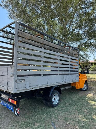 Yük maşınları: Narıncı rəngli, taxta bortlu, arxasında ikili təkərləri olan "Ford — 5