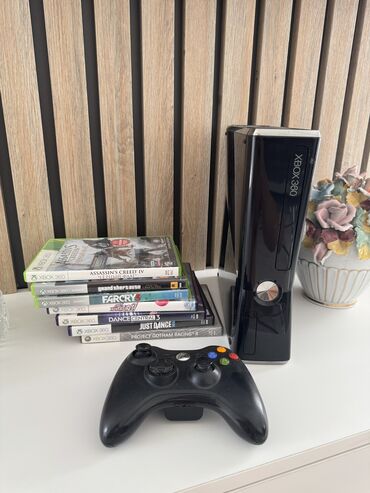 komputer oyunu: Salam! Xbox 360 S satılır. Əla vəziyyətdədir, 8 disk oyunu və