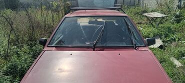 arx açan: Qırmızı rəngli hatchback tipli minik avtomobili. Xüsusiyyətlər: -