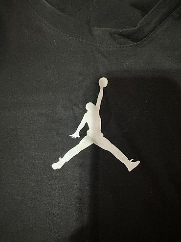 костюм nike: Черная футболка бренда Jordan.Хорошее качество.В размере L — 3