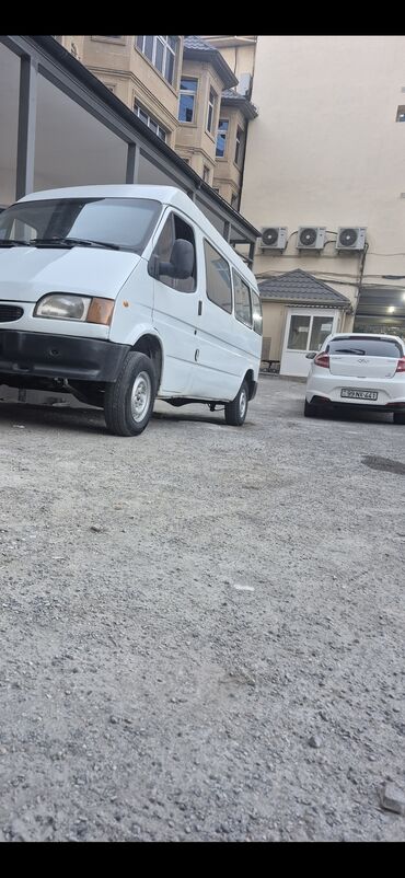 авто фольксваген поло: Ağ rəngli mikroavtobus/miniven. Xüsusiyyətlər: - Uzun tavanlı kuzov