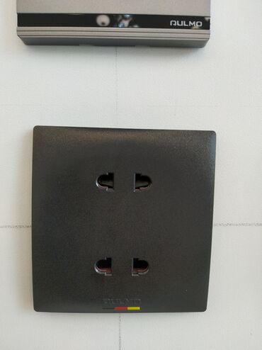 monqolustan quzu əti: Qara rəngdə, divara quraşdırılan iki rozetkalı elektrik yuvası. Evdə