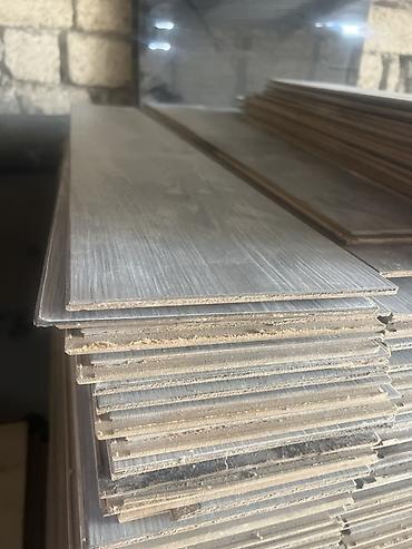 panel dekor: Laminat döşəmə panelləri – boz, meşə teksturası.
Kv 4₼ — 3