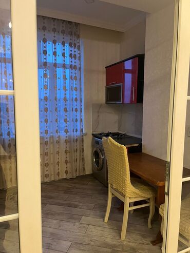 Uzunmüddətli kirayə mənzillər: 3 otaqlı mənzil – zövqlü interyer, hazır yaşayış - Plan: geniş qonaq — 18