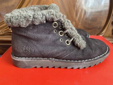 ботинки натуральн: Отдам даром зимние утепленные б/у ботинки, натуральный мех