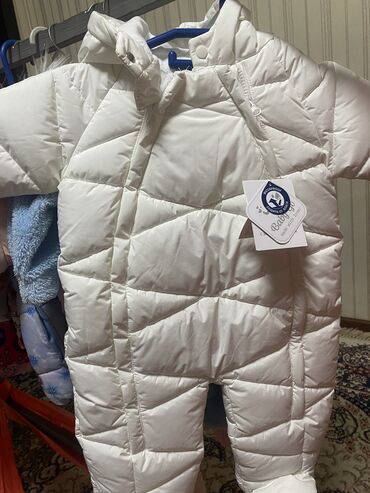 куртка зимняя детский: Продаю комбинизоны новые белый на рост 74, розовая на 89 махровые на